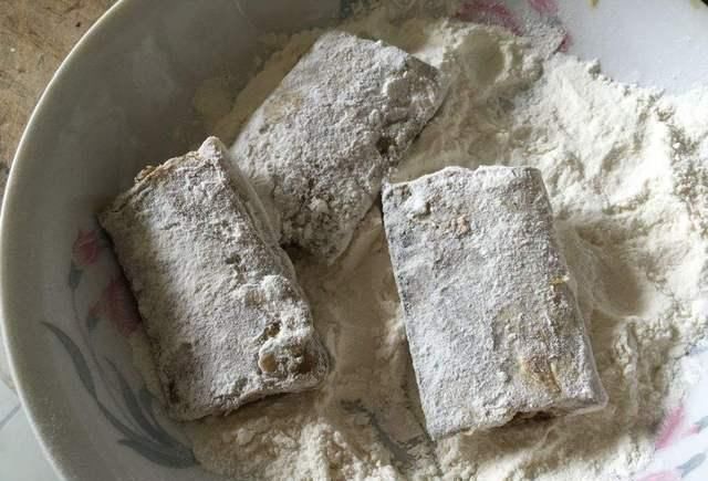 炸带鱼时,应该用面糊还是淀粉多数人没搞明白,难怪不香不酥脆