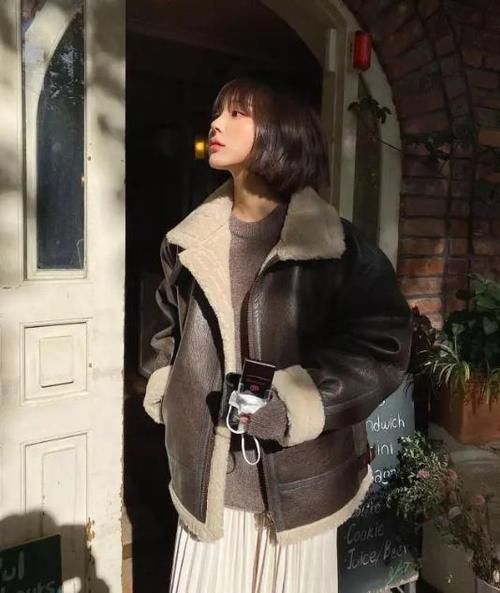 最近火了一种穿法：羊羔毛外套+裙装，时髦不冻人，潮人都上头了