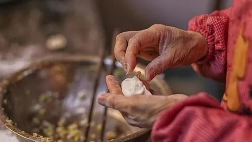 水分|做萝卜馅的饺子时，萝卜别焯水，教你正确做法，饺子馅香多汁