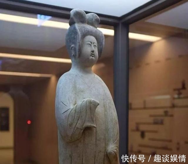 这尊女俑为何是镇馆之宝,虽然技法不高,但却雕出唐朝的“自信”
