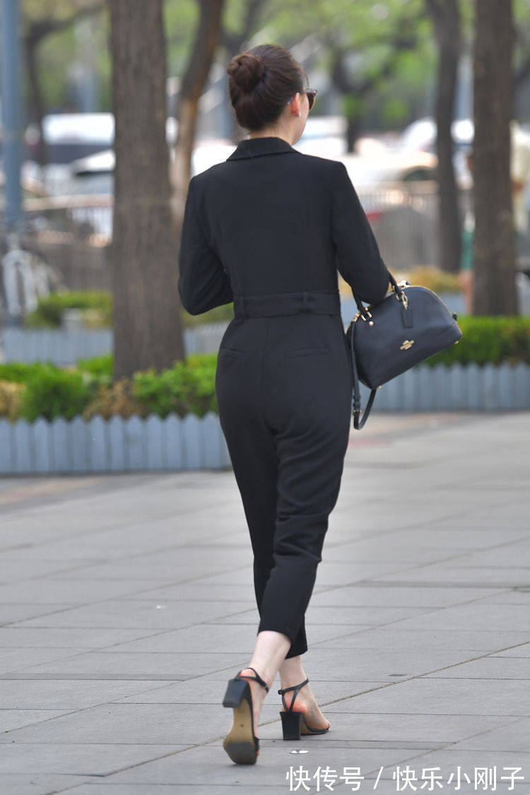 穿搭 时髦的女生总是洋溢出个性的美,在穿搭上毫不吝啬身材的优势