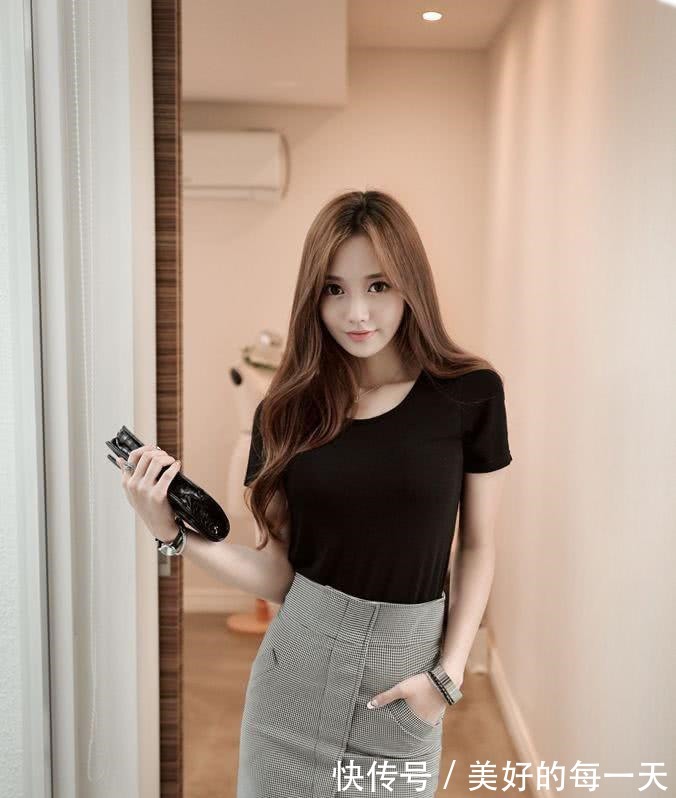 清纯|黑色短袖搭配职业套裙,也能清纯活泼起来