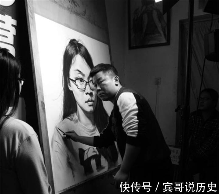 画家$年轻人画张雨绮戏水素描,放大16倍后,网友这画比单反还牛!