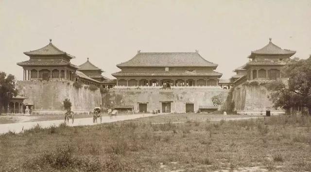 席地|1901年皇宫荒草齐腰深,太监席地而睡