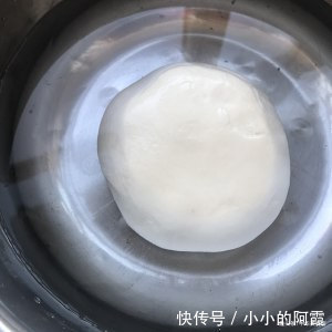 “凉皮”的懒人做法,其实很简单,筋道爽滑,好吃还不上火