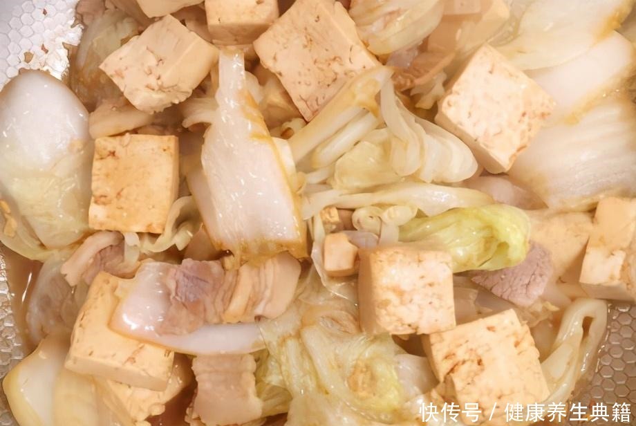 适合|白菜炖豆腐时,学会这1个做法,越炖越香越入味,秋天适合多吃