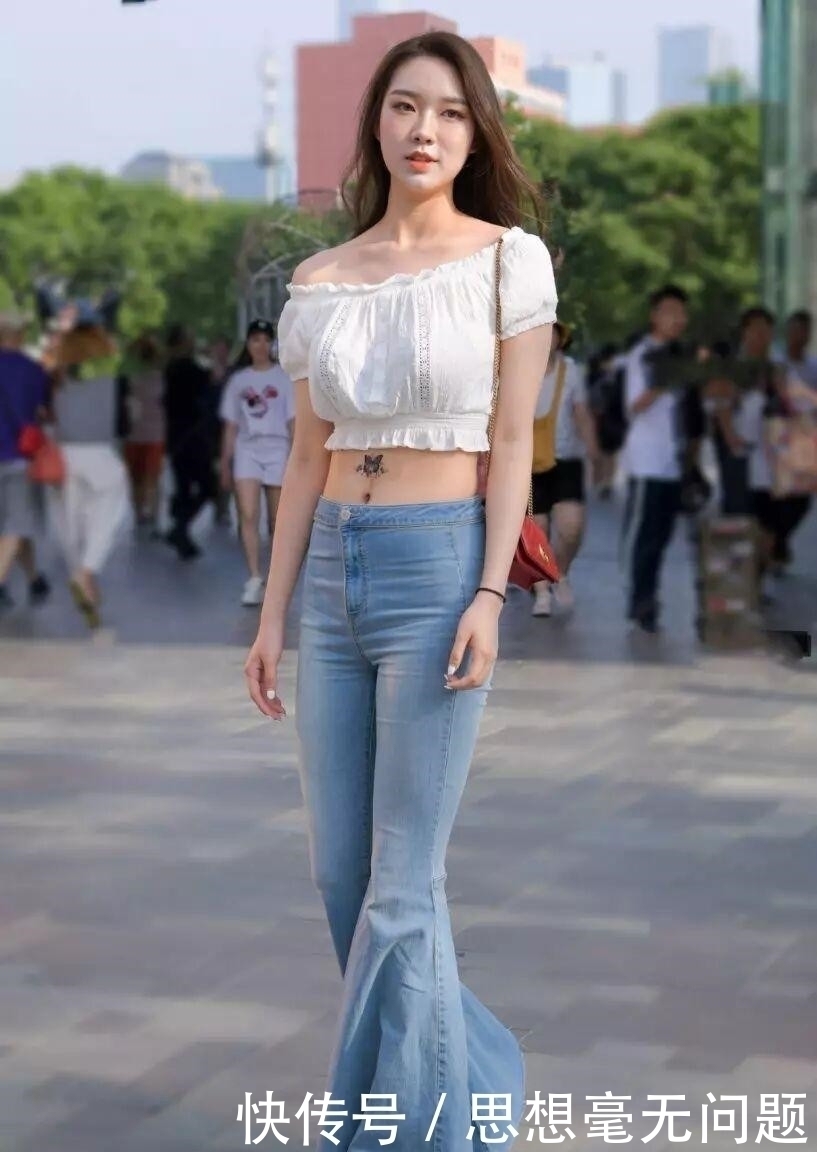 白色短款上衣搭配牛仔喇叭裤,出街惊艳全场,美丽又不失气场