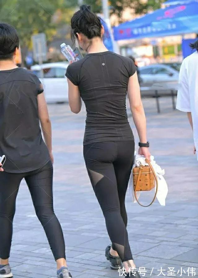 运动鞋|美女街拍:黑色短袖搭配紧身裤,尽显活力,又能凹造型