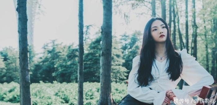 希林娜依 在《好声音》打败希林娜依·高的眼镜妹,如今大变样,美得认不出