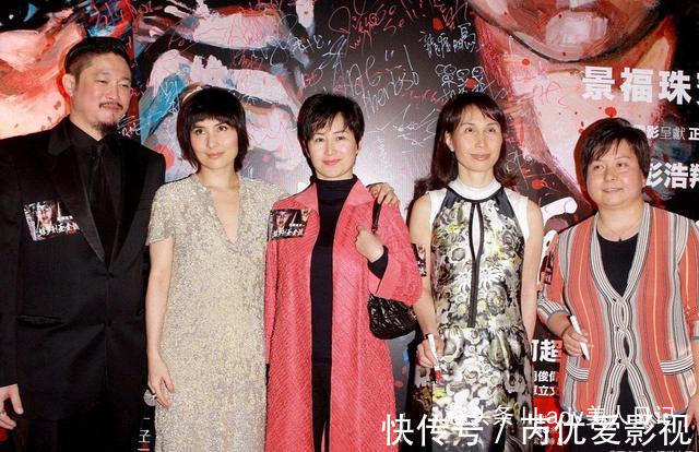 姐姐们 何超琼换发型好精神,四姐妹同台她最显年轻靓丽,站C位不怒自威