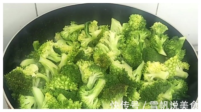 炒西兰花时,有人先焯水,有人直接炒,都不对,教你正确做法