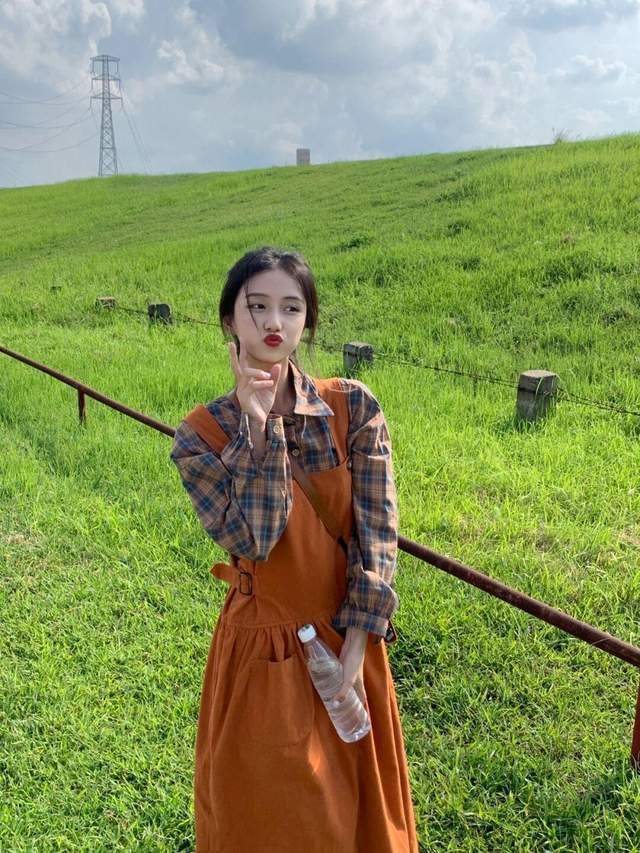 上衣|早秋穿这些就够了!牛仔背带裙+红色条纹上衣,实用又百搭