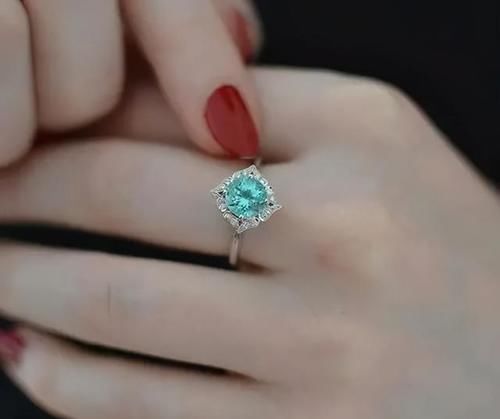 买不起不能看吗?看完人家的订婚戒指,偷偷哭了一个晚上