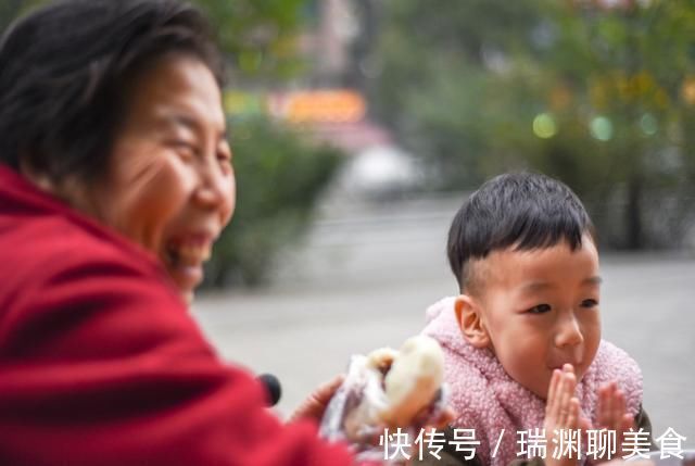 孩子|孩子坦言更爱奶奶,邻居一再追问原因,孩子这番话让姥姥无地自容