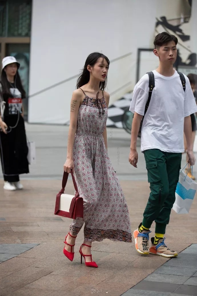  美女|气质美女搭配高跟鞋, 让自己美得不可方物