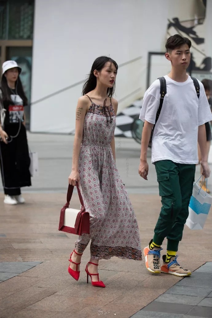 美女|气质美女搭配高跟鞋, 让自己美得不可方物