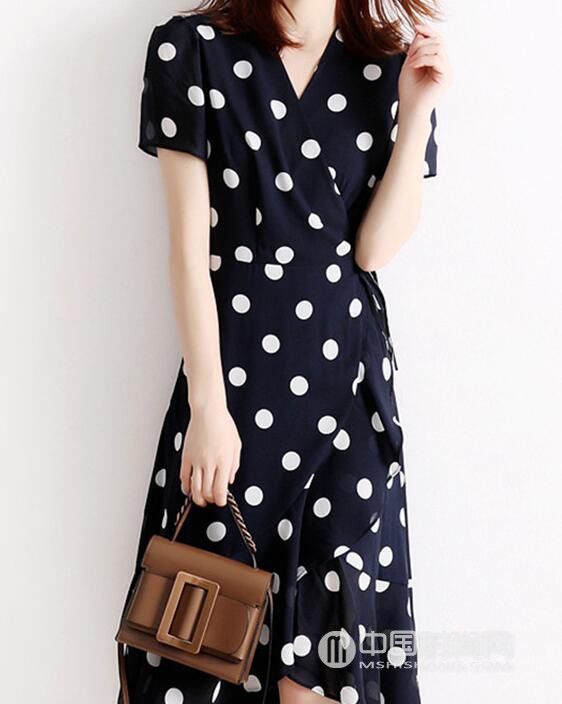 波点连衣裙|复古波点裙还穿不好看？这样穿有惊喜！