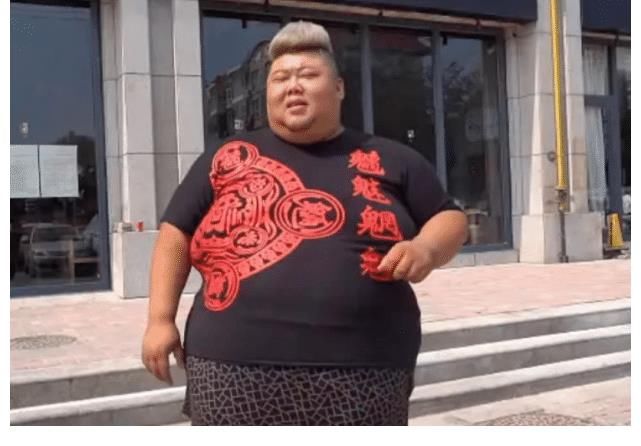 一頓飯一瓶甜面醬？600斤胖猴仔做飯太豪爽，網友喊話：悠著點吧