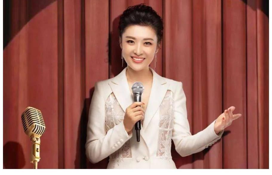 董卿连续4年缺席央视春晚，节目组道出真相，太令人惋惜！