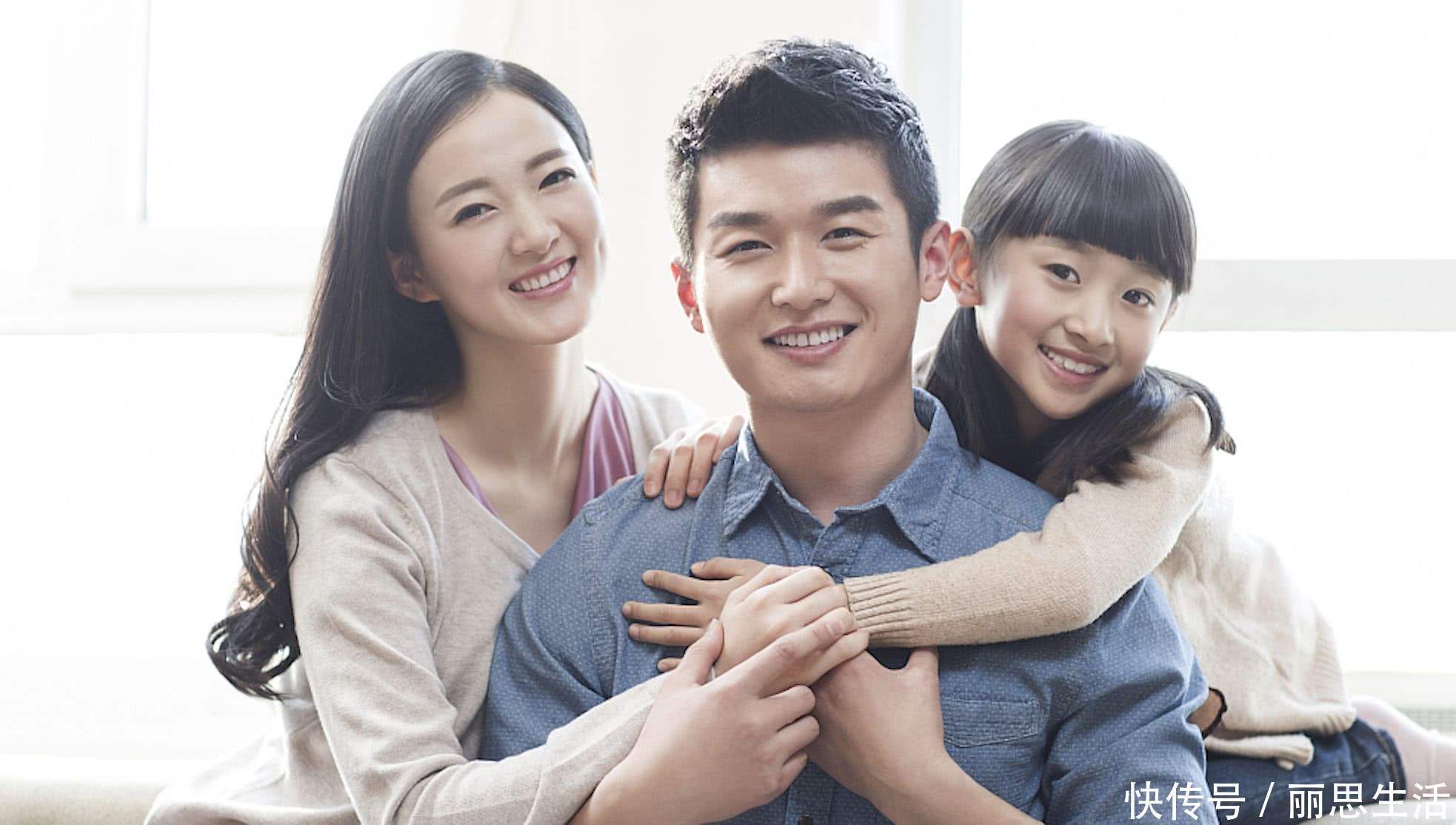 亲妈妈|爸爸偷亲妈妈被“小棉袄”发现，宝宝瞬间翻脸，网友：护妈小宝