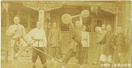 清末|清朝末年老照片，图10，清末时的彩票公司，图11，押赴刑场的犯人！