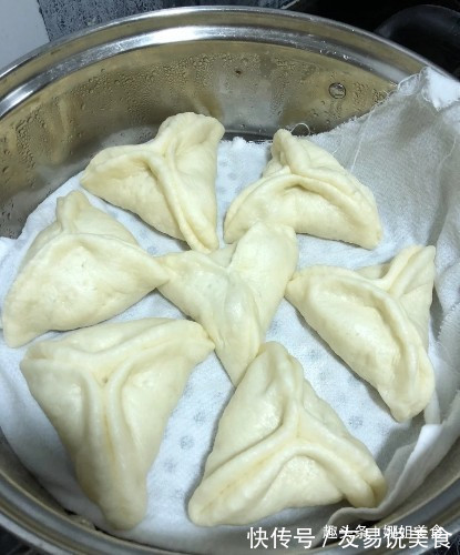 早餐就爱糖三角，吃着比馒头香太多，松软香甜，咬一口还爆汁