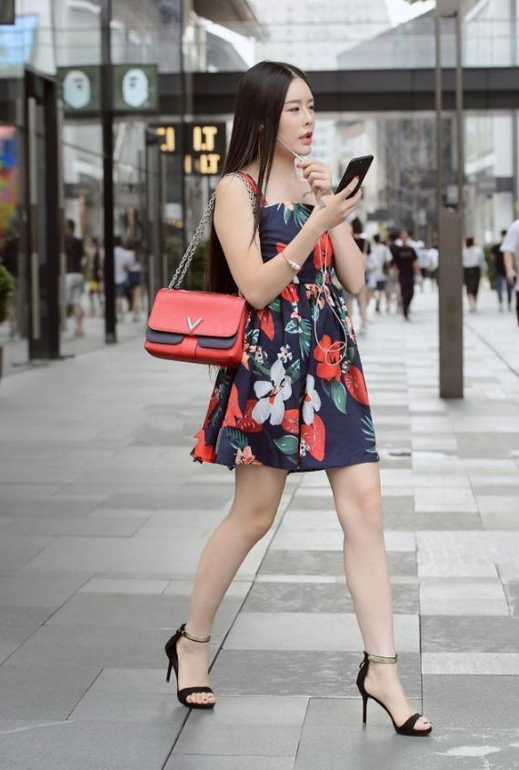 小美女|街拍身材苗条的小美女,表情真俏皮,很是动人