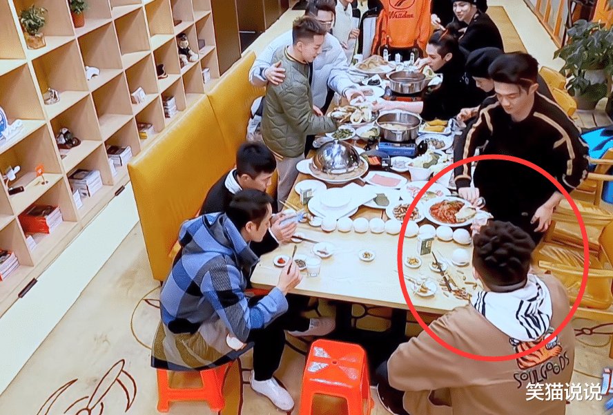 《追光吧》胡夏符龙飞化身干饭王，哥哥互动很有爱，卡斯柏主动收拾宵夜残局