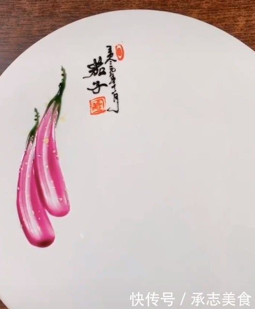 细长条!美术生在盘子上画画,刚开始太简单了,结尾画成了我吃不起的样子