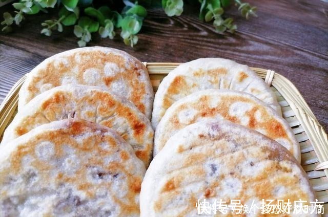 面团|教你做好吃解馋的萝卜粉条素馅饼,皮薄馅大又柔软,凉了也不硬