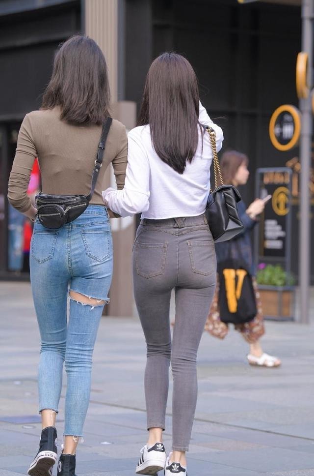 穿着选择时髦,与闺蜜一起展示出众的外表美