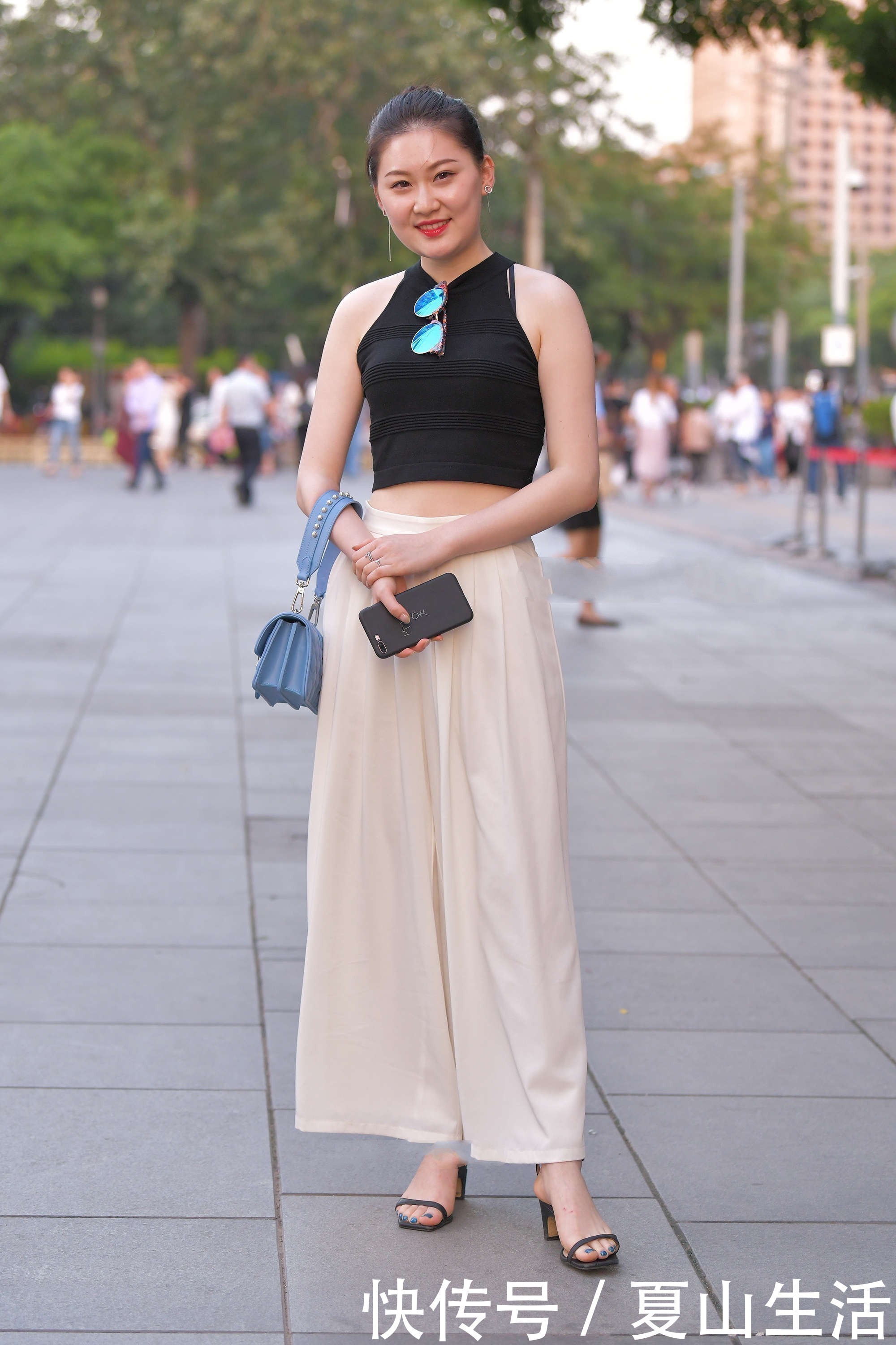 阿成 黑色挂脖式吊带背心搭配米白色阔腿裤,大方优雅,气质突出