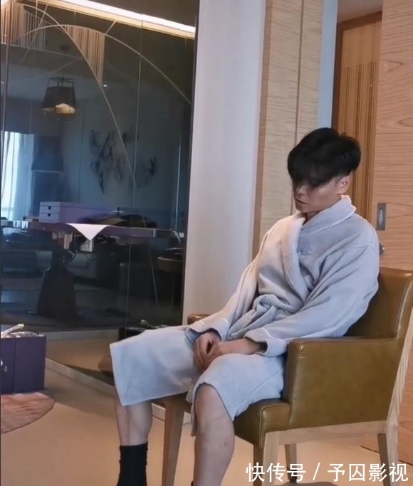 周延|男明星做飯被發現鍋里空蕩蕩,表現很敷衍連假裝炒菜也懶得假裝