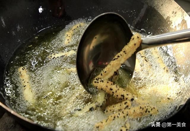 芝麻|想吃芝麻条别再买了，厨师长教你做法和技巧，香酥焦脆，一看就会