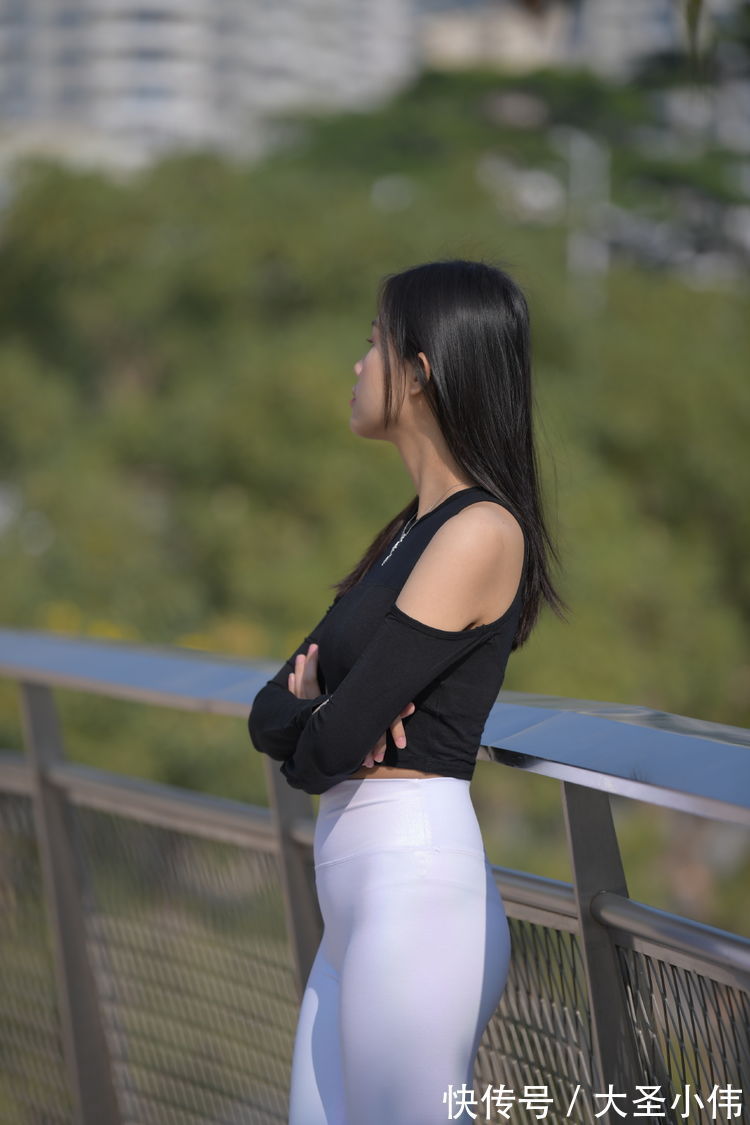 美女|美女街拍:针织衫搭配牛仔裤,走在街上显得个性十足,简单时尚又好看