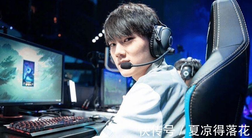 电灯泡|Karsa恋情遭曝光,二次元画风女友可爱甜美,像动漫中走出的萌妹