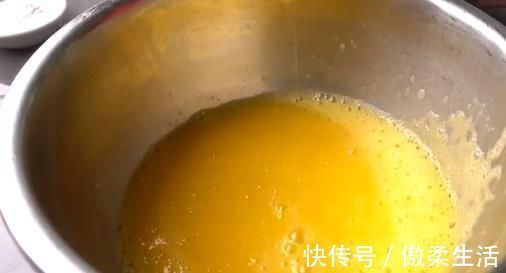 金黄色|不用烤箱，不用打蛋器，教你做蓬松的金黄色蛋糕