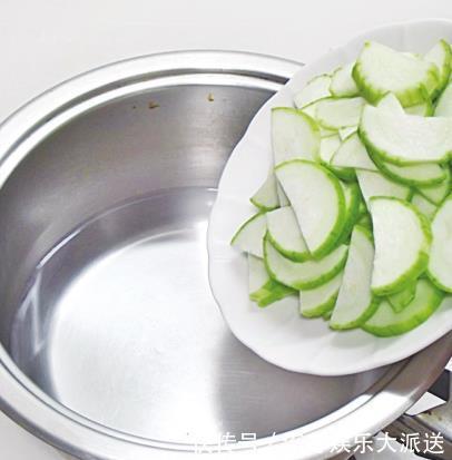 丝瓜|用这种小鱼做面汤,无骨无刺高蛋白,宝宝长身体要多吃