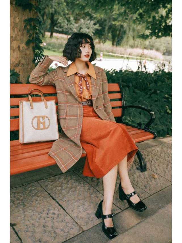 针织毛衣|秋冬的第一件大衣,搭配针织毛衣和半身裙温暖又时髦,漂亮大气!