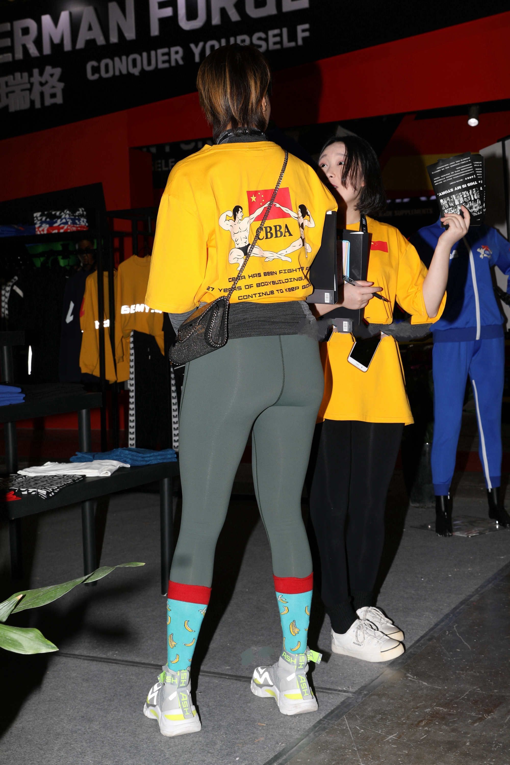 暖色调穿搭阳光又热情, 配合运动穿搭, 更显青春活力