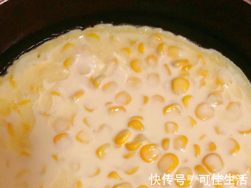 玉米最好吃做法,加一袋牛奶,筷子一搅,柔软香甜,给肉都不换!