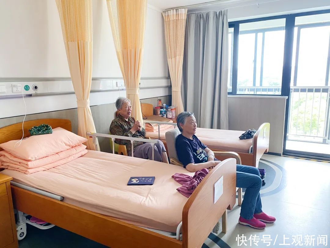 老人们|问诊、看病、买药不用再出门,“5G微诊室”把三甲医院“搬”到了松江这里