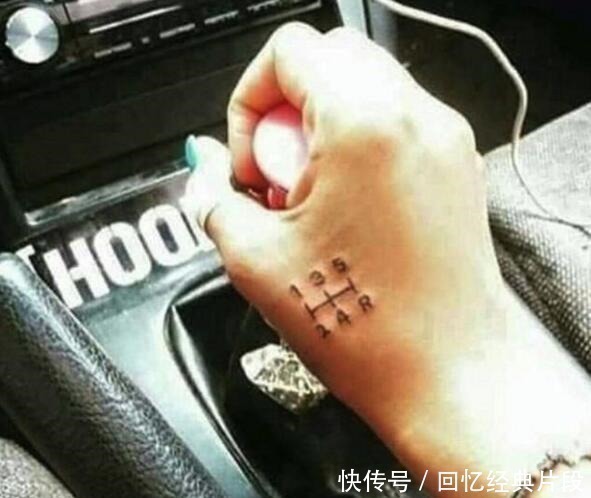 13个搞笑的纹身拖鞋省了，记事本也不用买了，承包你一年的槽点