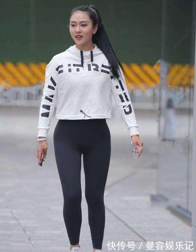 短裤 裸色泡泡袖上衣搭配白色短裤,蓬蓬的上衣,整体风格更出彩