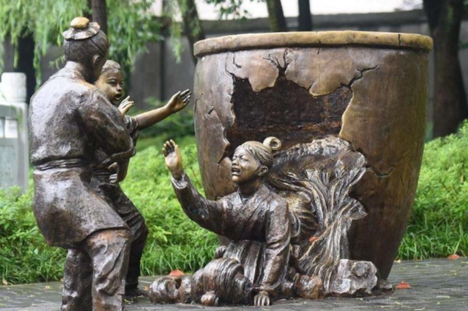 孩子|司马光砸缸，老师可不会告诉你被救的那个孩子是谁？说出来你可能不信！