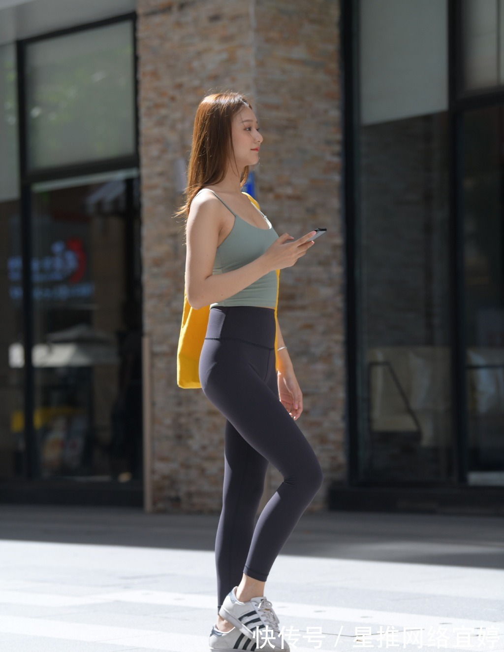 紧身裤|身材好就是任性,运动风的紧身裤也能这么好看,尽显个人魅力!