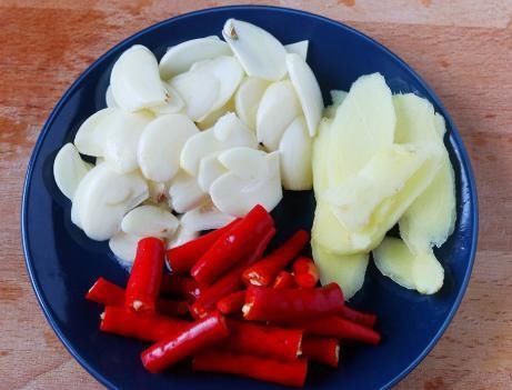 腌黄瓜时,别只会加盐,多加这1点,黄瓜脆爽入味