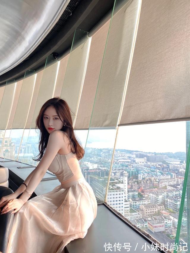 时尚 干净简约的穿搭,有时候更能体现女人的优雅气质,时尚就在身边