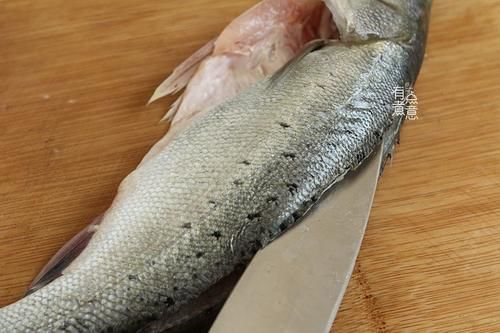 正确|清蒸鱼，放盐和生抽都不对！厨师：教你正确做法，鱼肉鲜嫩无腥味