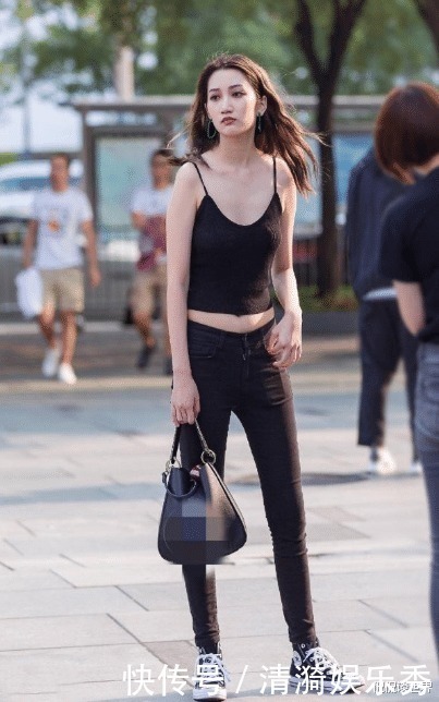 小背心 黑色小背心搭配休闲长裤,精致时尚,满满运动感